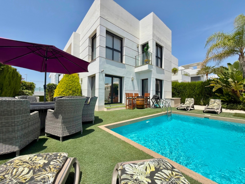 4 Bedroom 4 Bathroom House - Detached Villa in Rojales