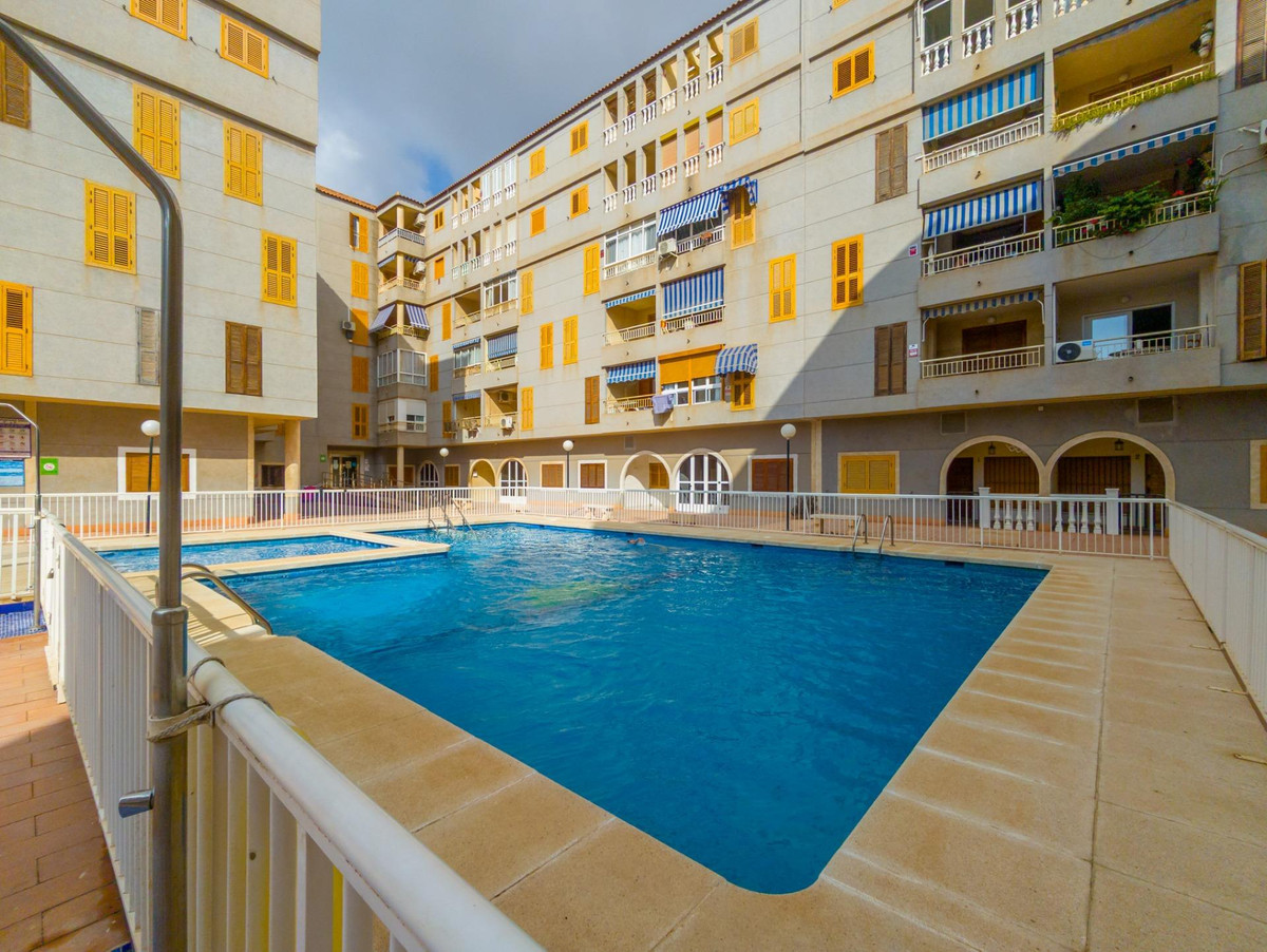 For sale - 2 Bedroom 1 Bathroom Apartment - Middle Floor Apartment in Torrevieja - Torrevieja Centro  - Alicante