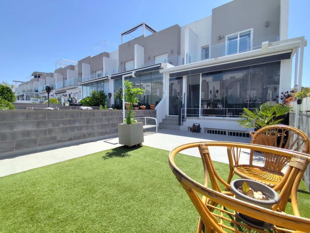 For sale - 4 Bedroom 2 Bathroom Corner townhouse in Torrevieja -  - Alicante
