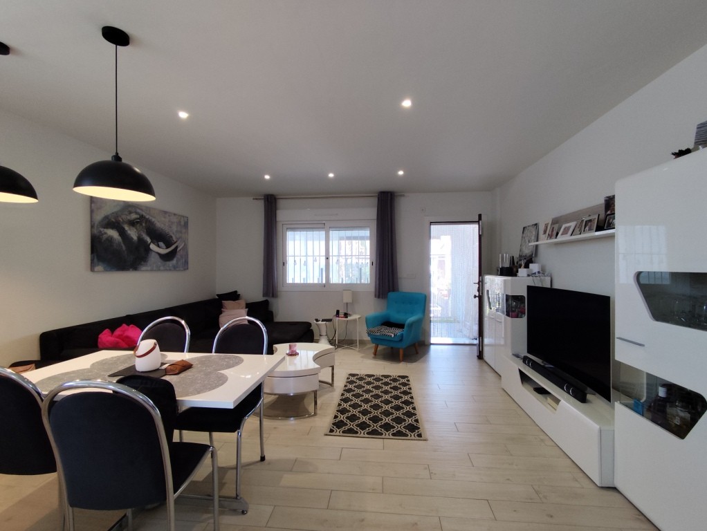 For sale - 4 Bedroom 2 Bathroom Corner townhouse in Torrevieja -  - Alicante