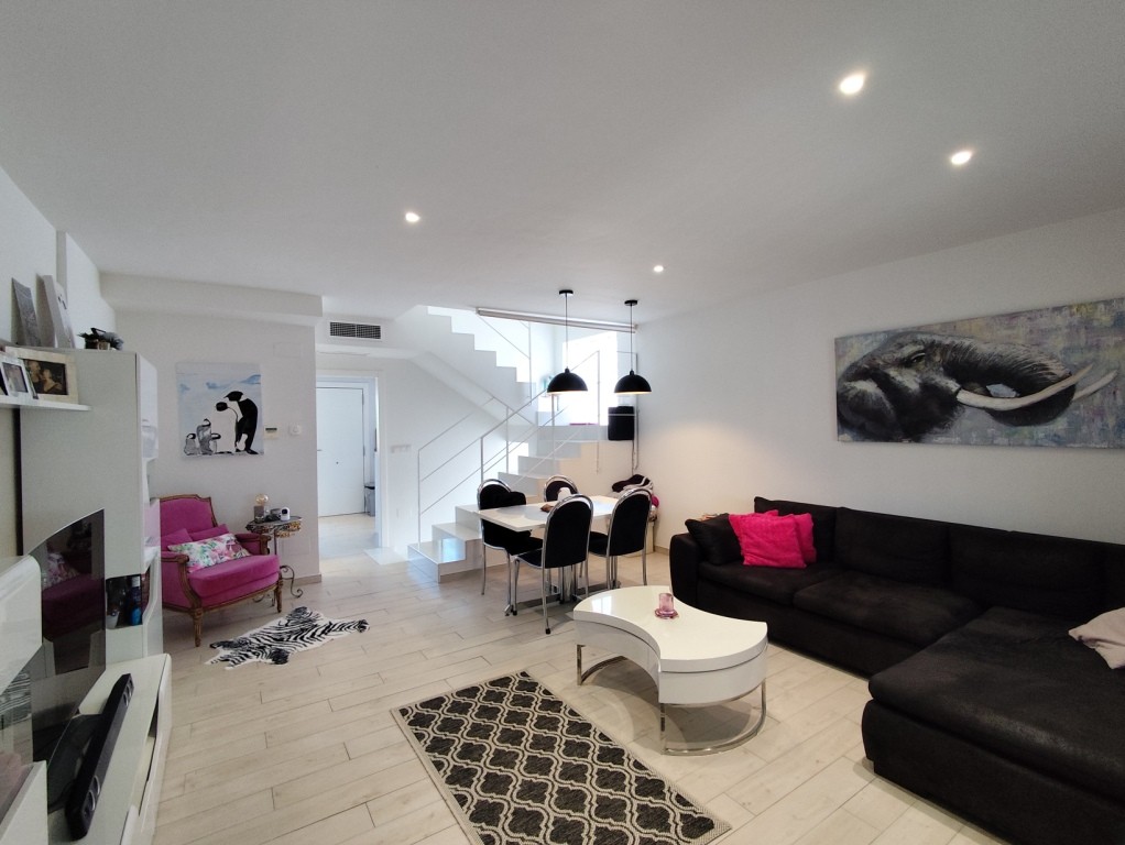 For sale - 4 Bedroom 2 Bathroom Corner townhouse in Torrevieja -  - Alicante