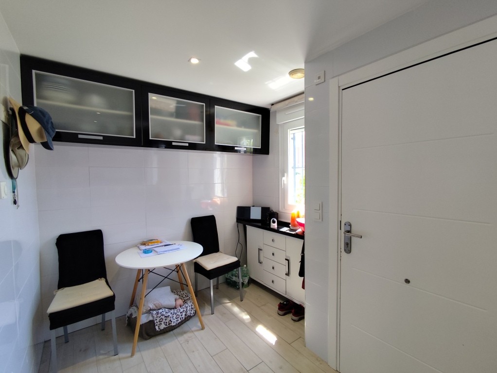 For sale - 4 Bedroom 2 Bathroom Corner townhouse in Torrevieja -  - Alicante