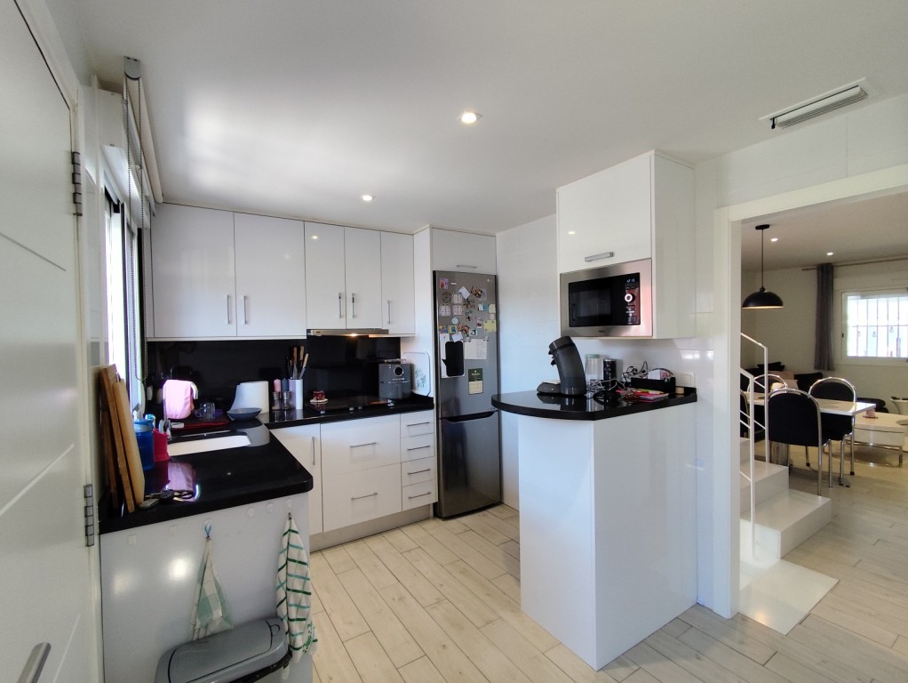 For sale - 4 Bedroom 2 Bathroom Corner townhouse in Torrevieja -  - Alicante