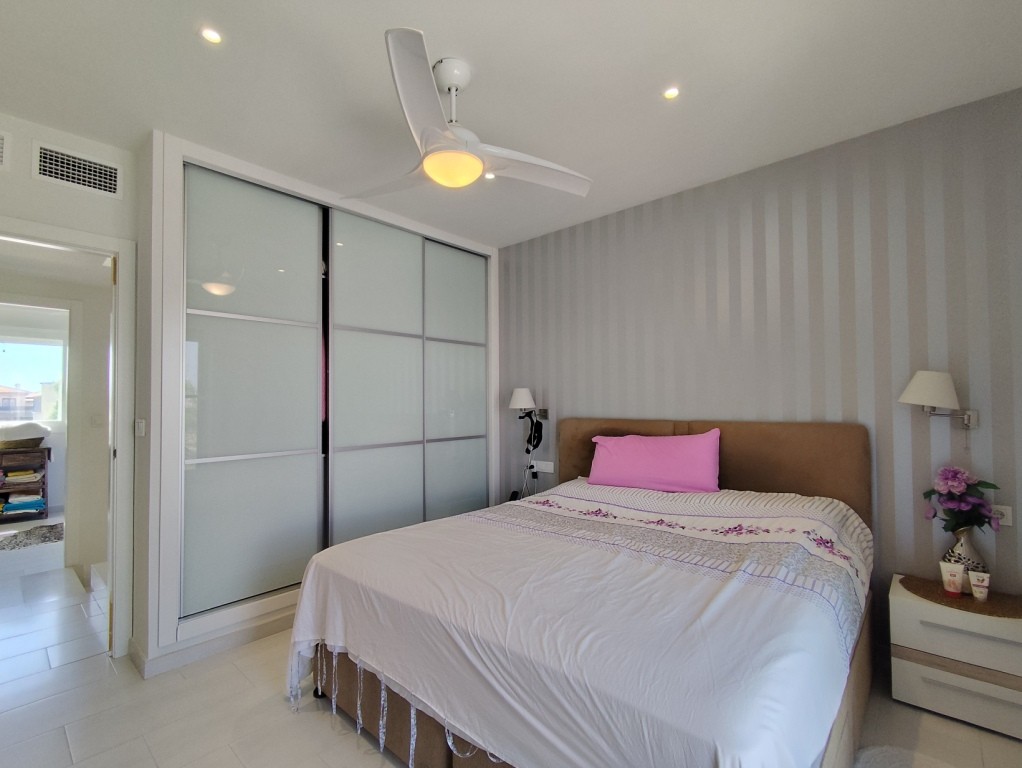 For sale - 4 Bedroom 2 Bathroom Corner townhouse in Torrevieja -  - Alicante