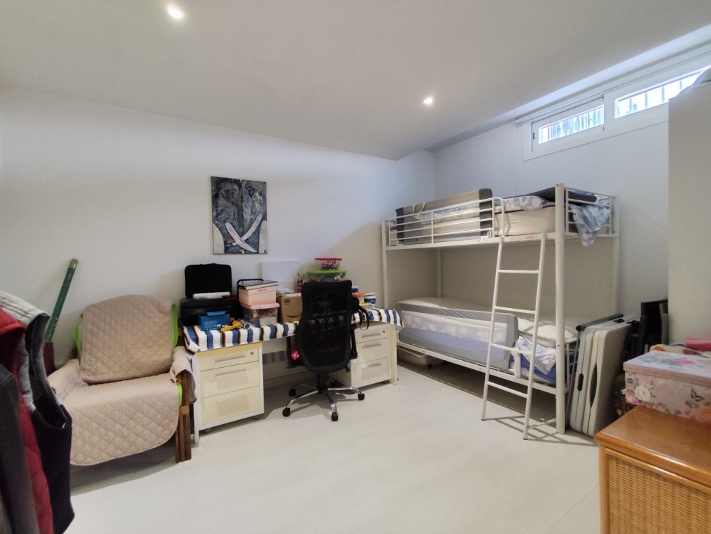 For sale - 4 Bedroom 2 Bathroom Corner townhouse in Torrevieja -  - Alicante
