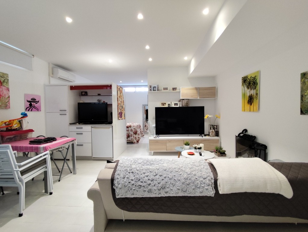 For sale - 4 Bedroom 2 Bathroom Corner townhouse in Torrevieja -  - Alicante
