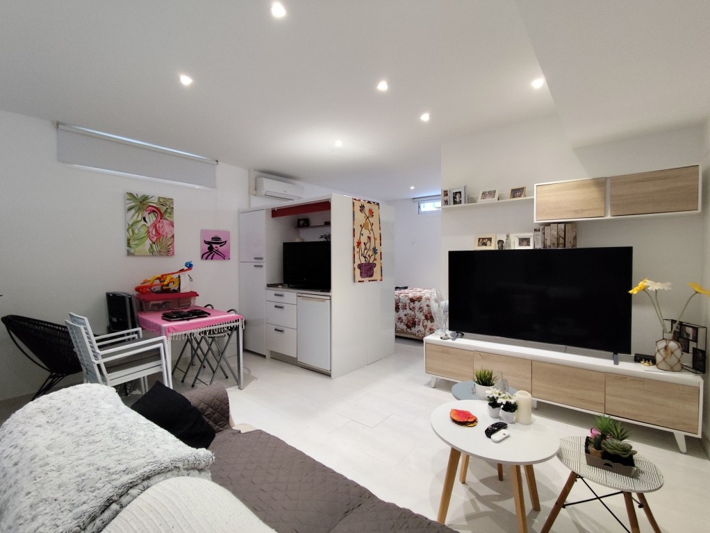 For sale - 4 Bedroom 2 Bathroom Corner townhouse in Torrevieja -  - Alicante