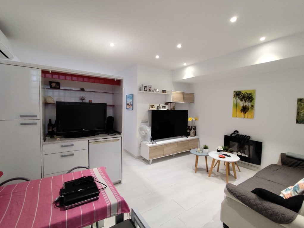For sale - 4 Bedroom 2 Bathroom Corner townhouse in Torrevieja -  - Alicante