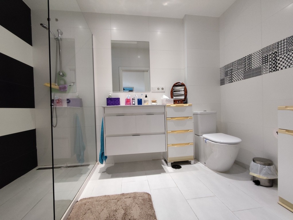 For sale - 4 Bedroom 2 Bathroom Corner townhouse in Torrevieja -  - Alicante