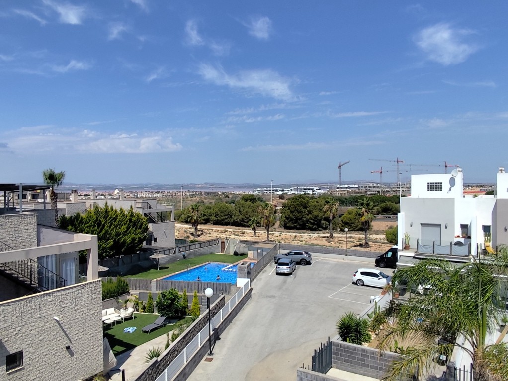 For sale - 4 Bedroom 2 Bathroom Corner townhouse in Torrevieja -  - Alicante