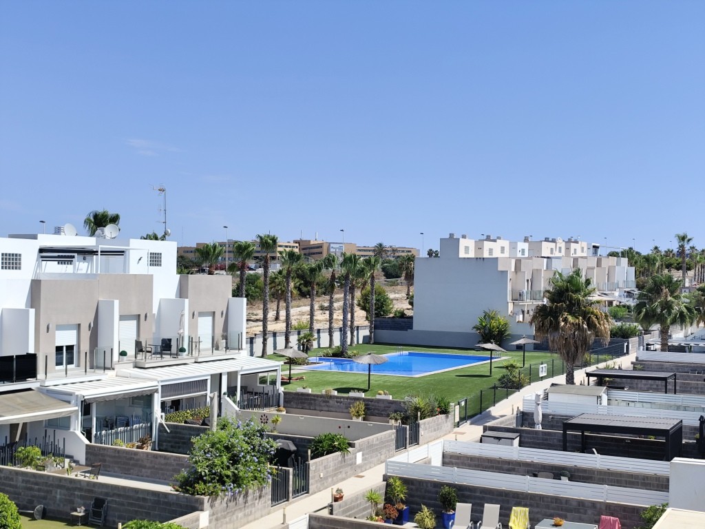 For sale - 4 Bedroom 2 Bathroom Corner townhouse in Torrevieja -  - Alicante