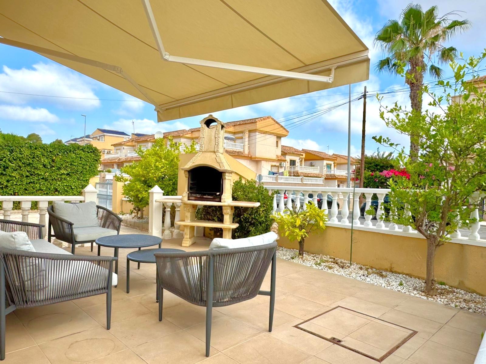 For sale - 3 Bedroom 2 Bathroom Villa in Villamartin - Villamartín  - Alicante