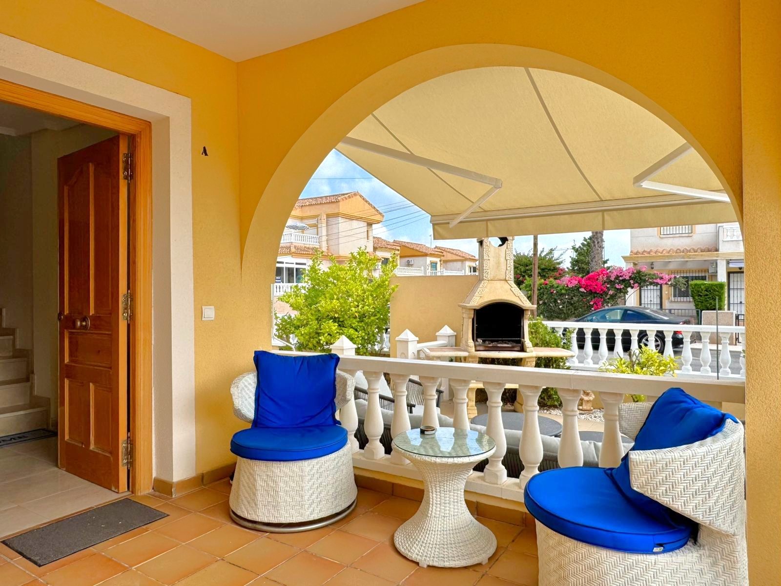 For sale - 3 Bedroom 2 Bathroom Villa in Villamartin - Villamartín  - Alicante