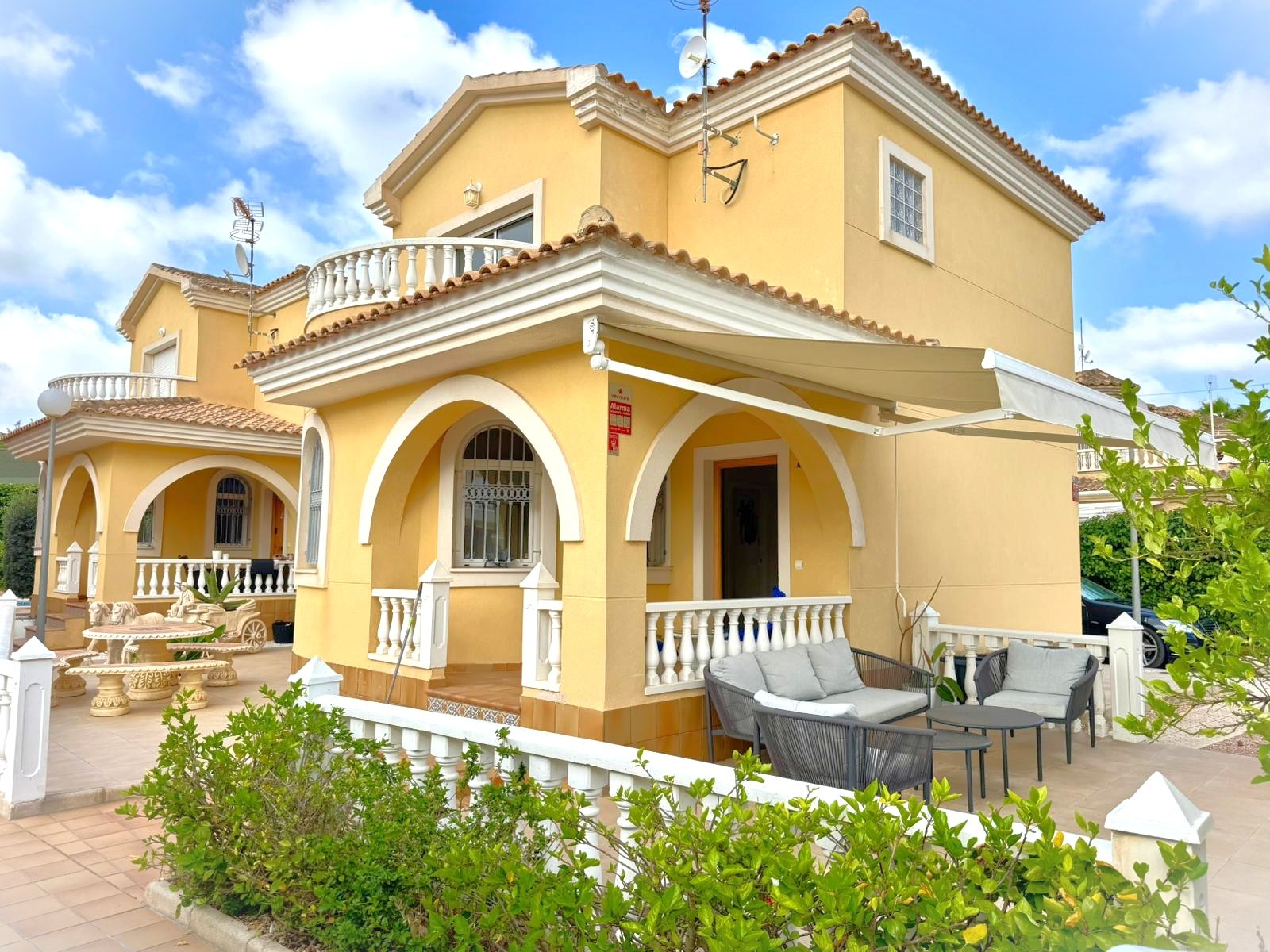 For sale - 3 Bedroom 2 Bathroom Villa in Villamartin - Villamartín  - Alicante