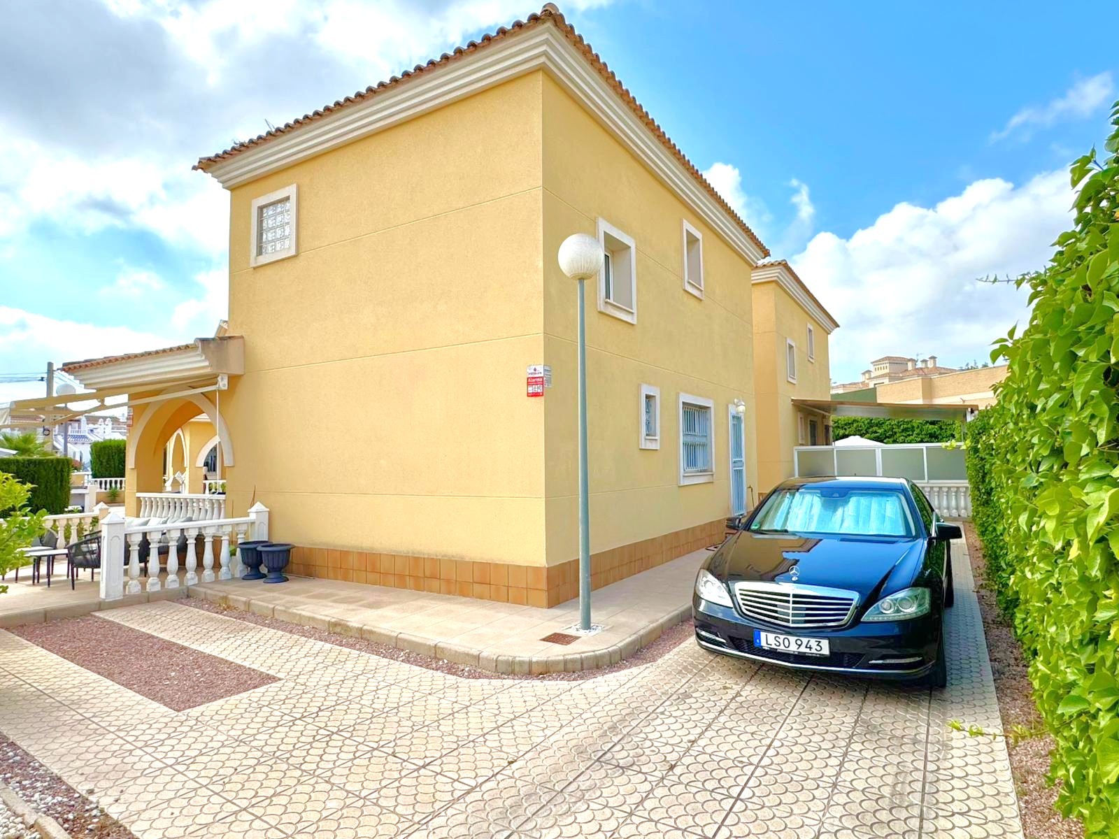For sale - 3 Bedroom 2 Bathroom Villa in Villamartin - Villamartín  - Alicante