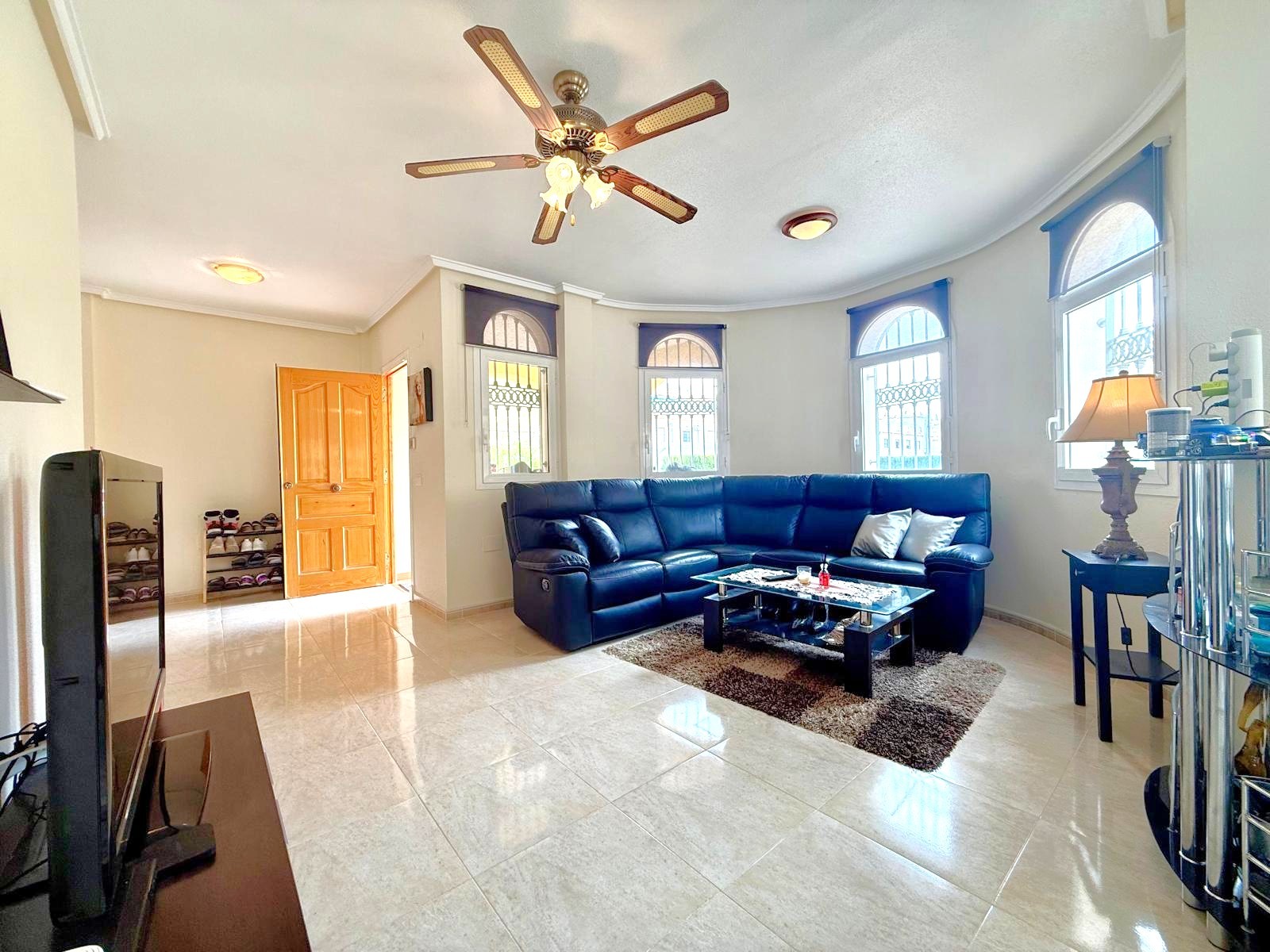 For sale - 3 Bedroom 2 Bathroom Villa in Villamartin - Villamartín  - Alicante