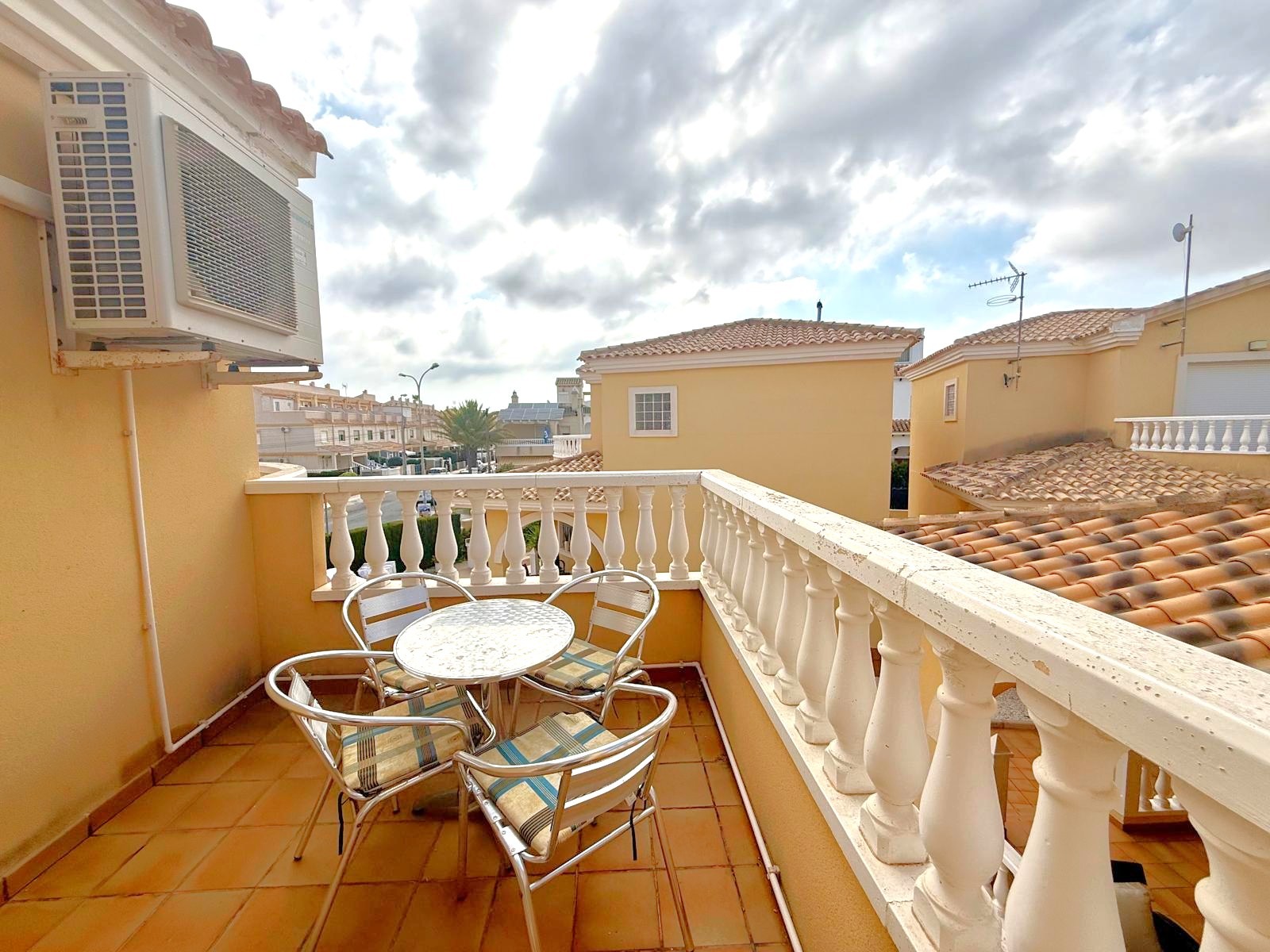 For sale - 3 Bedroom 2 Bathroom Villa in Villamartin - Villamartín  - Alicante