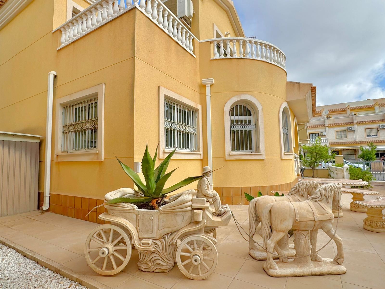 For sale - 3 Bedroom 2 Bathroom Villa in Villamartin - Villamartín  - Alicante