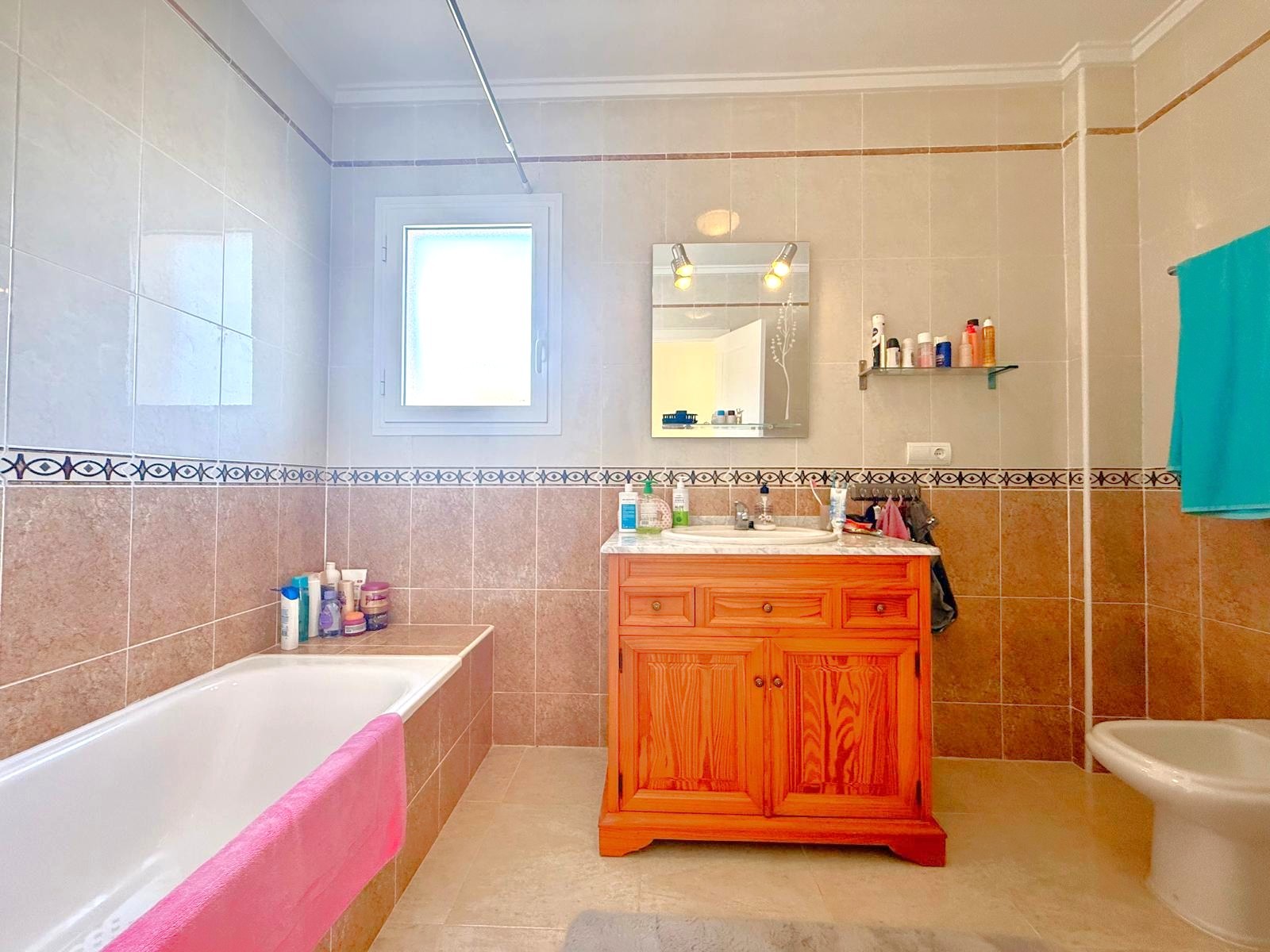 For sale - 3 Bedroom 2 Bathroom Villa in Villamartin - Villamartín  - Alicante