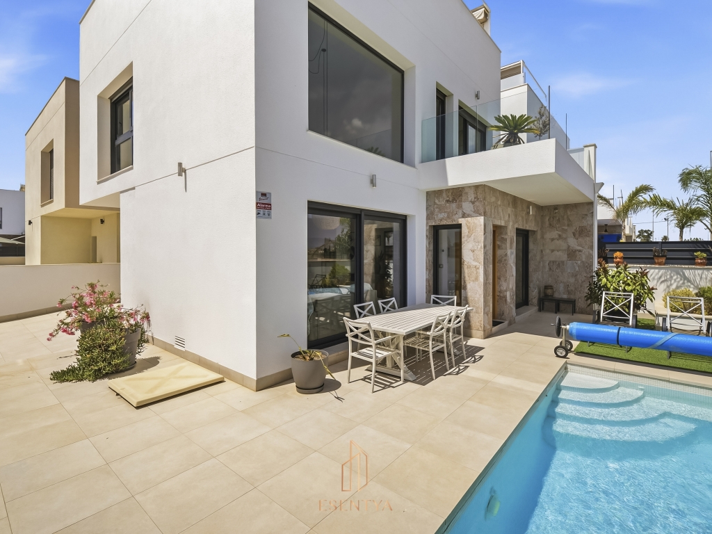 3 Bedroom 3 Bathroom Villa in Daya Vieja