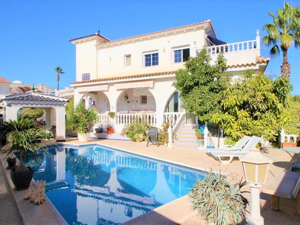 6 Bedroom 3 Bathroom Villa in Villamartín
