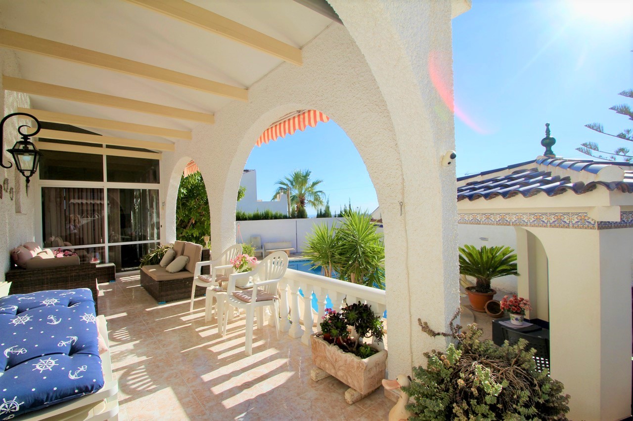 For sale - 6 Bedroom 3 Bathroom Villa in Villamartín - Villamartín  - Alicante