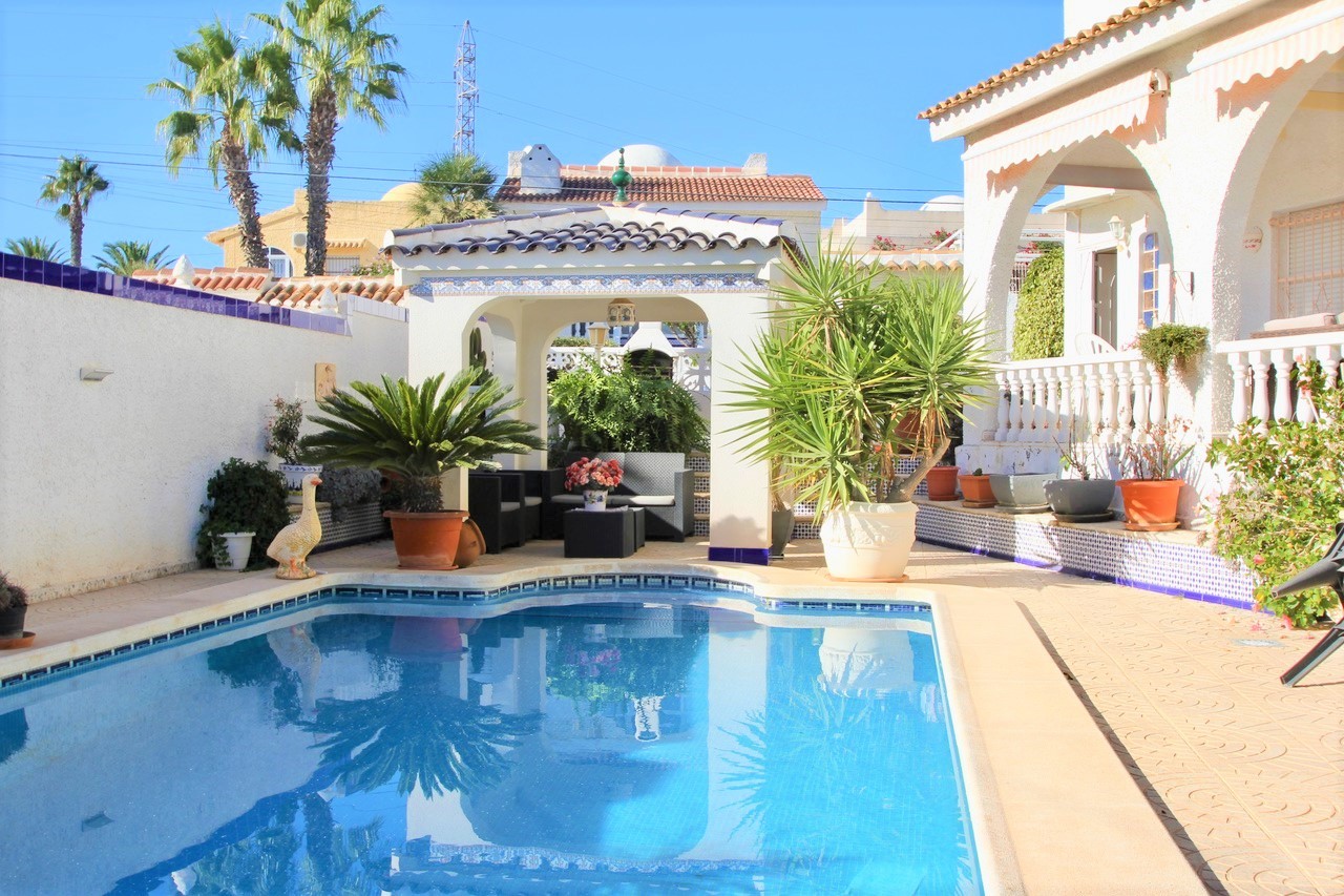 For sale - 6 Bedroom 3 Bathroom Villa in Villamartín - Villamartín  - Alicante