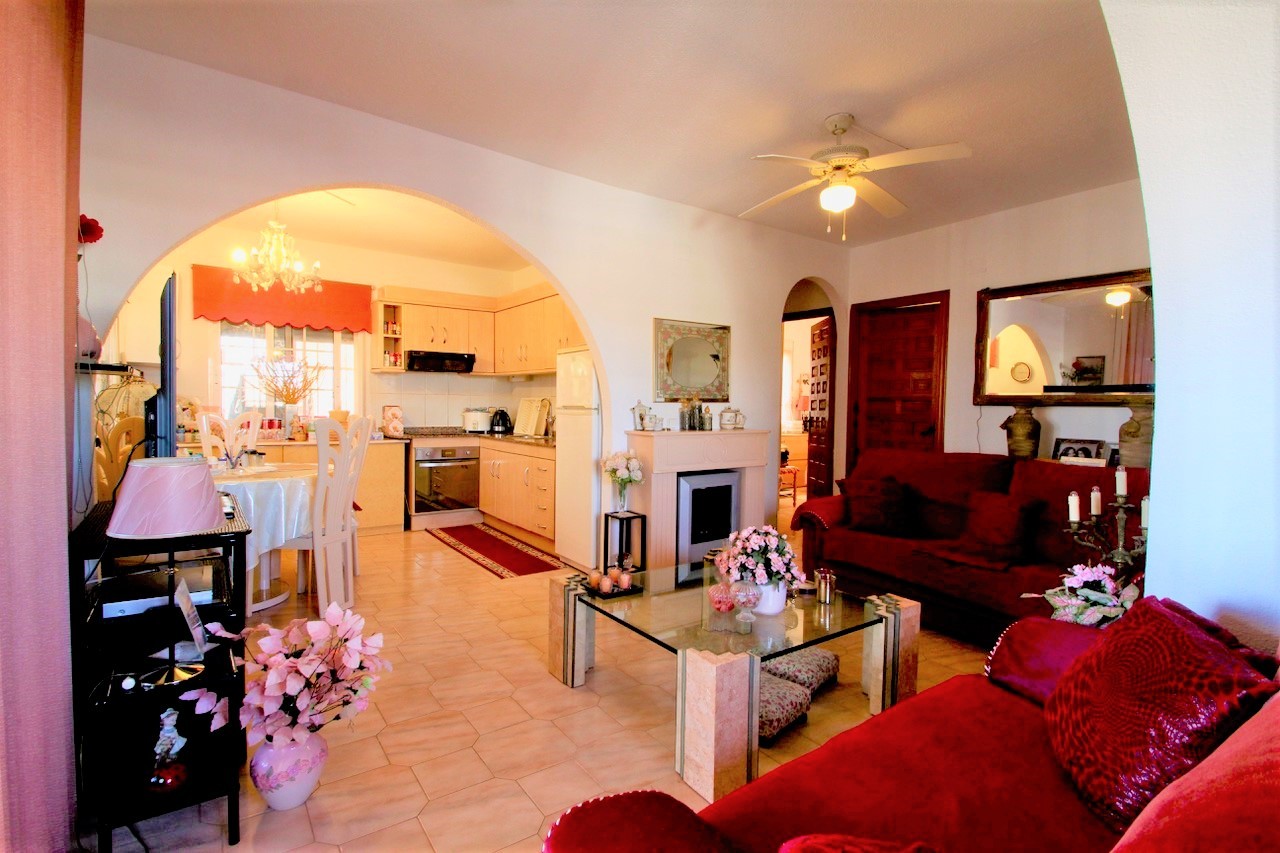 For sale - 6 Bedroom 3 Bathroom Villa in Villamartín - Villamartín  - Alicante