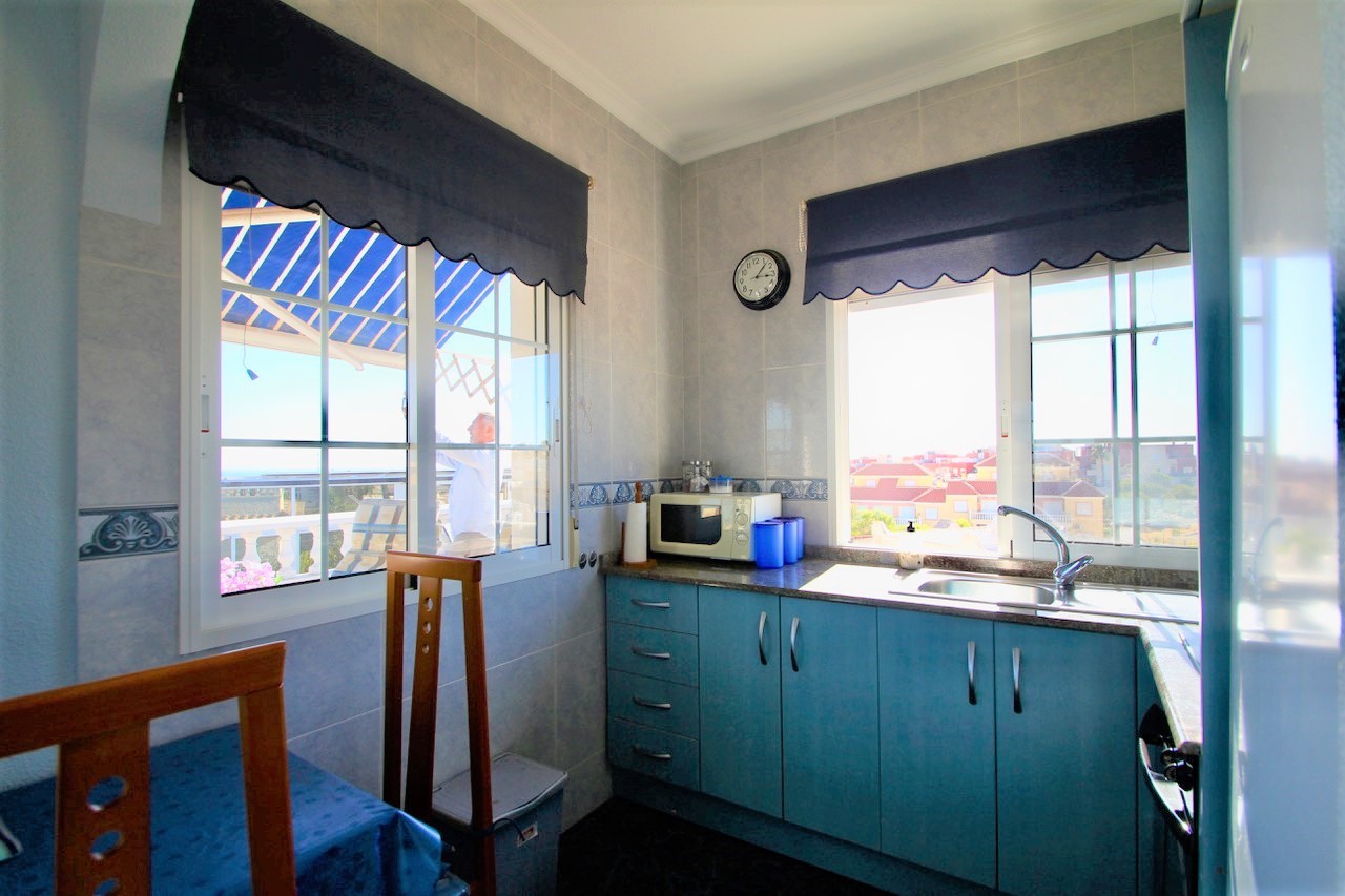 For sale - 6 Bedroom 3 Bathroom Villa in Villamartín - Villamartín  - Alicante