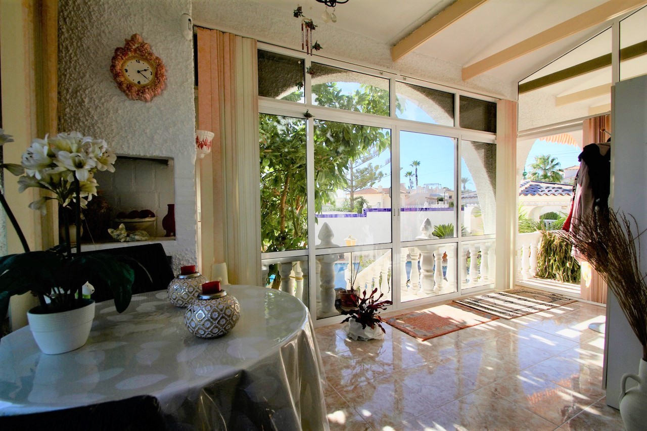 For sale - 6 Bedroom 3 Bathroom Villa in Villamartín - Villamartín  - Alicante