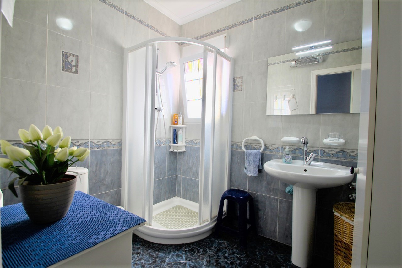 For sale - 6 Bedroom 3 Bathroom Villa in Villamartín - Villamartín  - Alicante