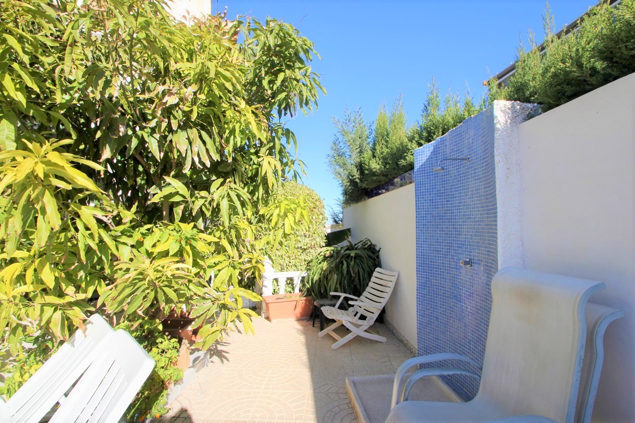 For sale - 6 Bedroom 3 Bathroom Villa in Villamartín - Villamartín  - Alicante