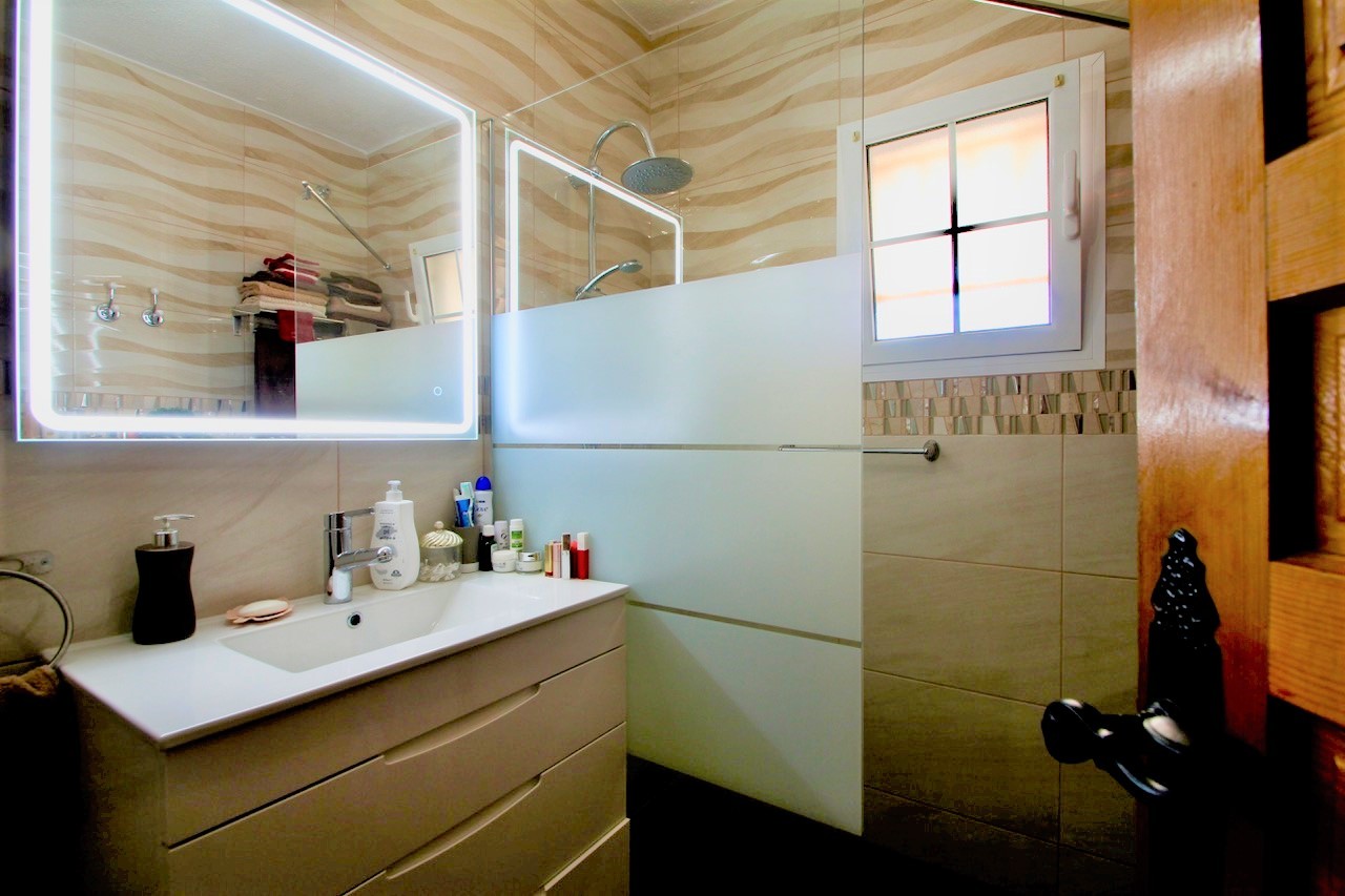 For sale - 6 Bedroom 3 Bathroom Villa in Villamartín - Villamartín  - Alicante