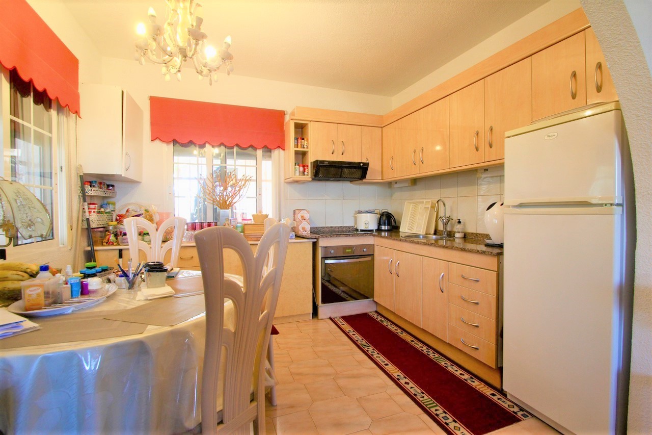 For sale - 6 Bedroom 3 Bathroom Villa in Villamartín - Villamartín  - Alicante