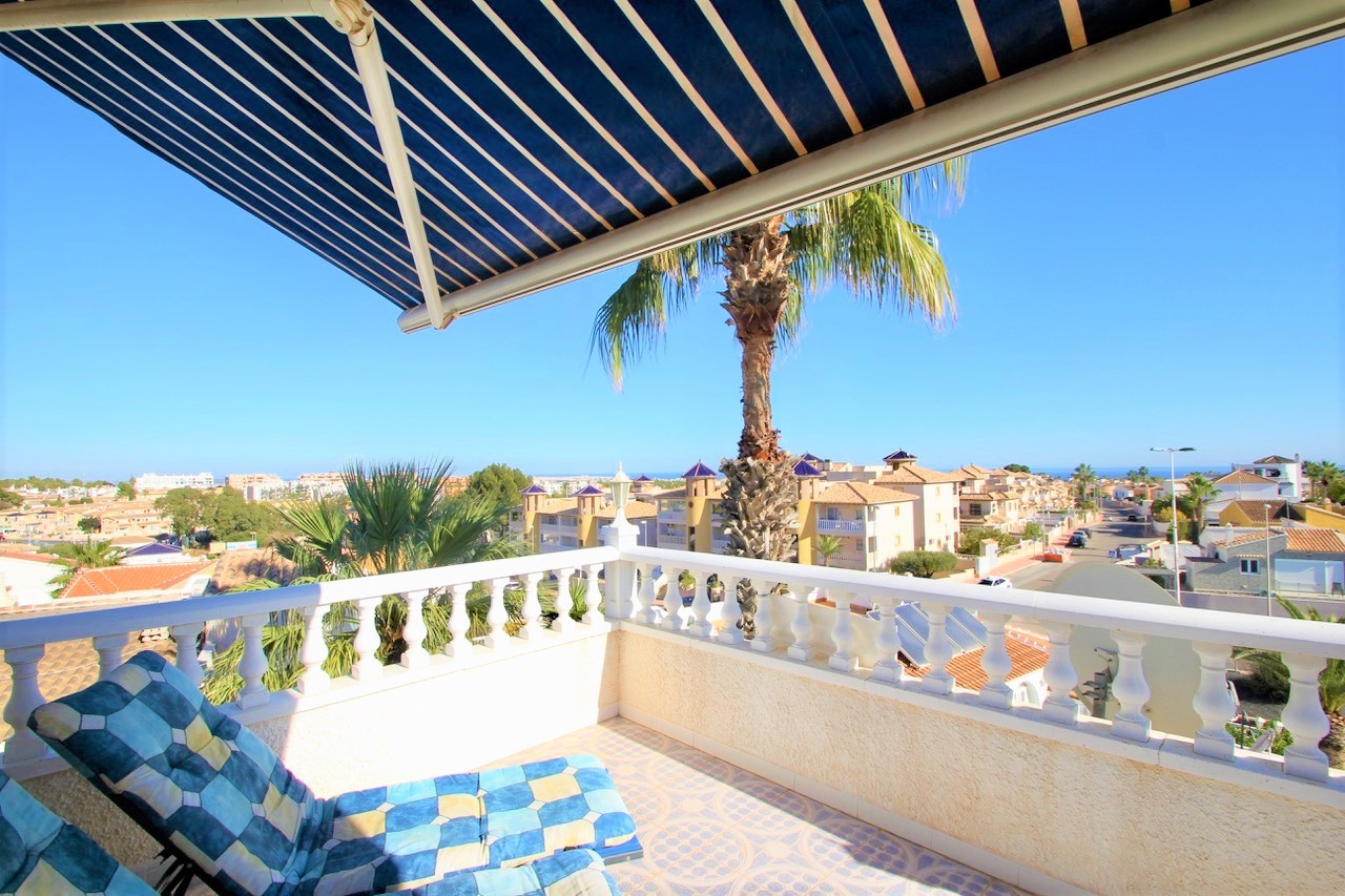 For sale - 6 Bedroom 3 Bathroom Villa in Villamartín - Villamartín  - Alicante