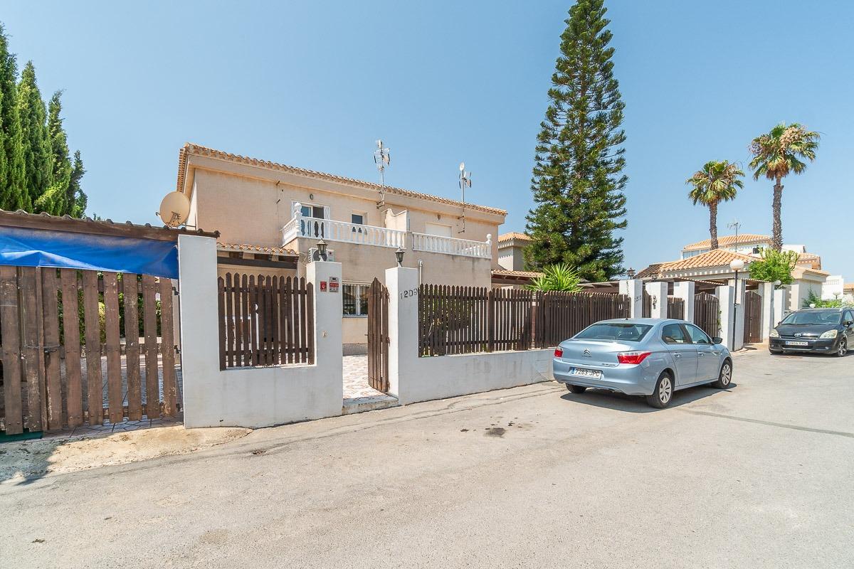 For sale - 3 Bedroom 2 Bathroom Semi in Playa Flamenca  - Playa Flamenca  - Alicante