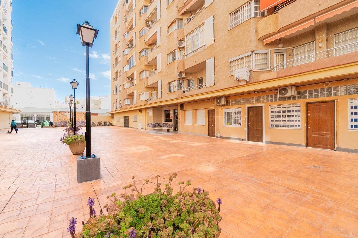 For sale - 3 Bedroom 1 Bathroom Flat in Torrevieja - Centro  - Alicante