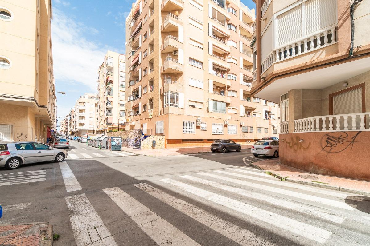 For sale - 3 Bedroom 1 Bathroom Flat in Torrevieja - Centro  - Alicante