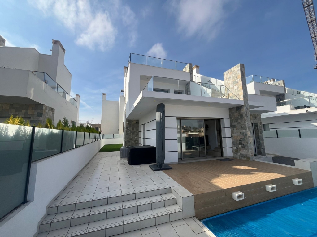 3 Bedroom 3 Bathroom Villa in Los Alcazares