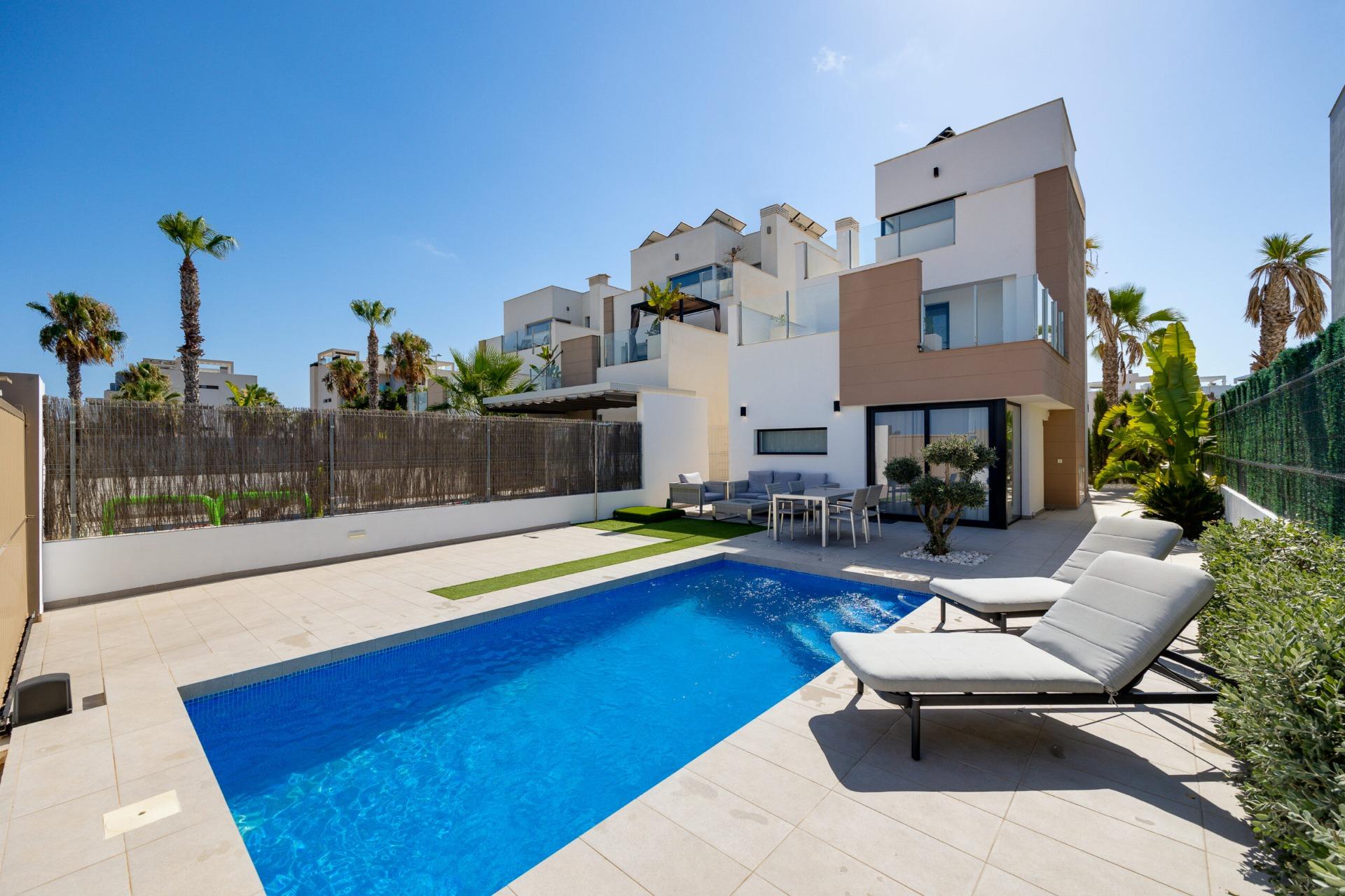 For sale - 3 Bedroom 3 Bathroom Villa in Guardamar del Segura - El Raso  - Alicante