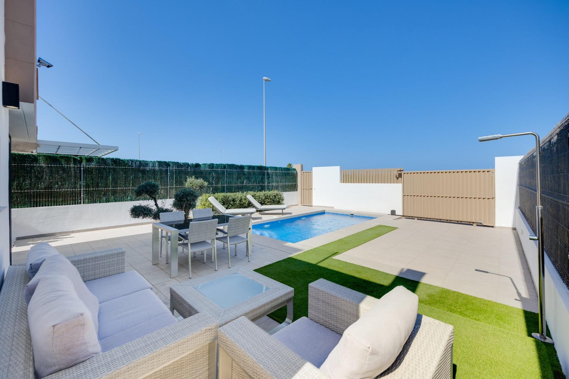 For sale - 3 Bedroom 3 Bathroom Villa in Guardamar del Segura - El Raso  - Alicante