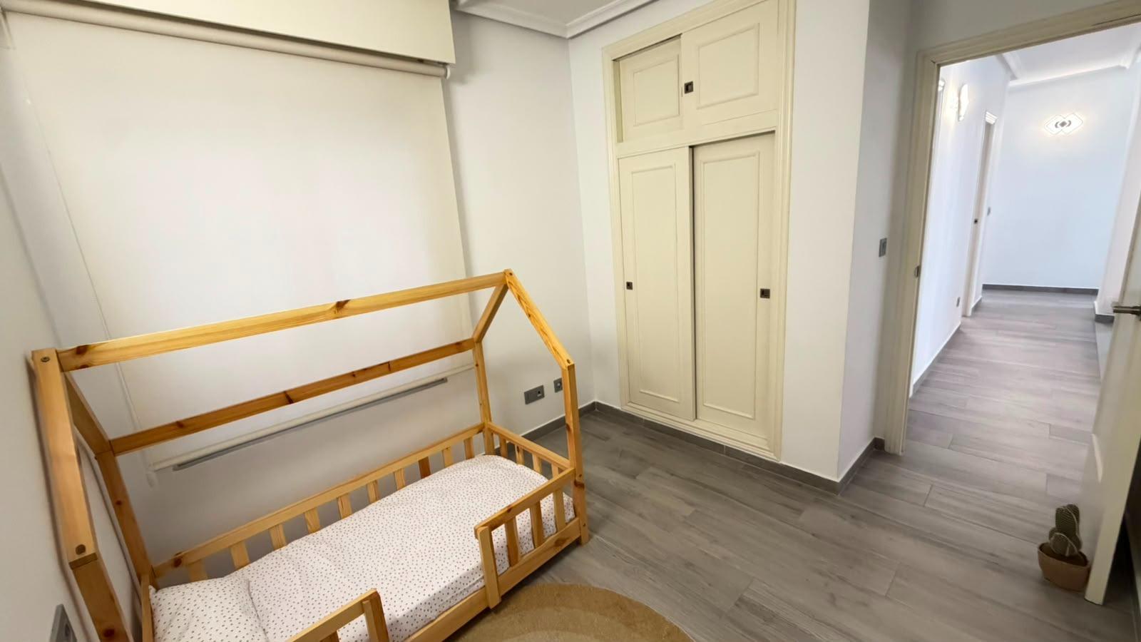 For sale - 3 Bedroom 2 Bathroom Apartment in Torrevieja - Centro - Muelle Pesquero  - Alicante