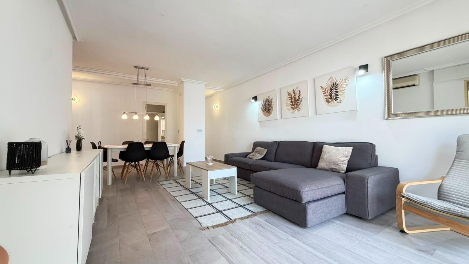 For sale - 3 Bedroom 2 Bathroom Apartment in Torrevieja - Centro - Muelle Pesquero  - Alicante
