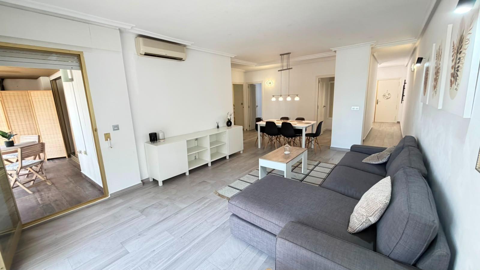 For sale - 3 Bedroom 2 Bathroom Apartment in Torrevieja - Centro - Muelle Pesquero  - Alicante