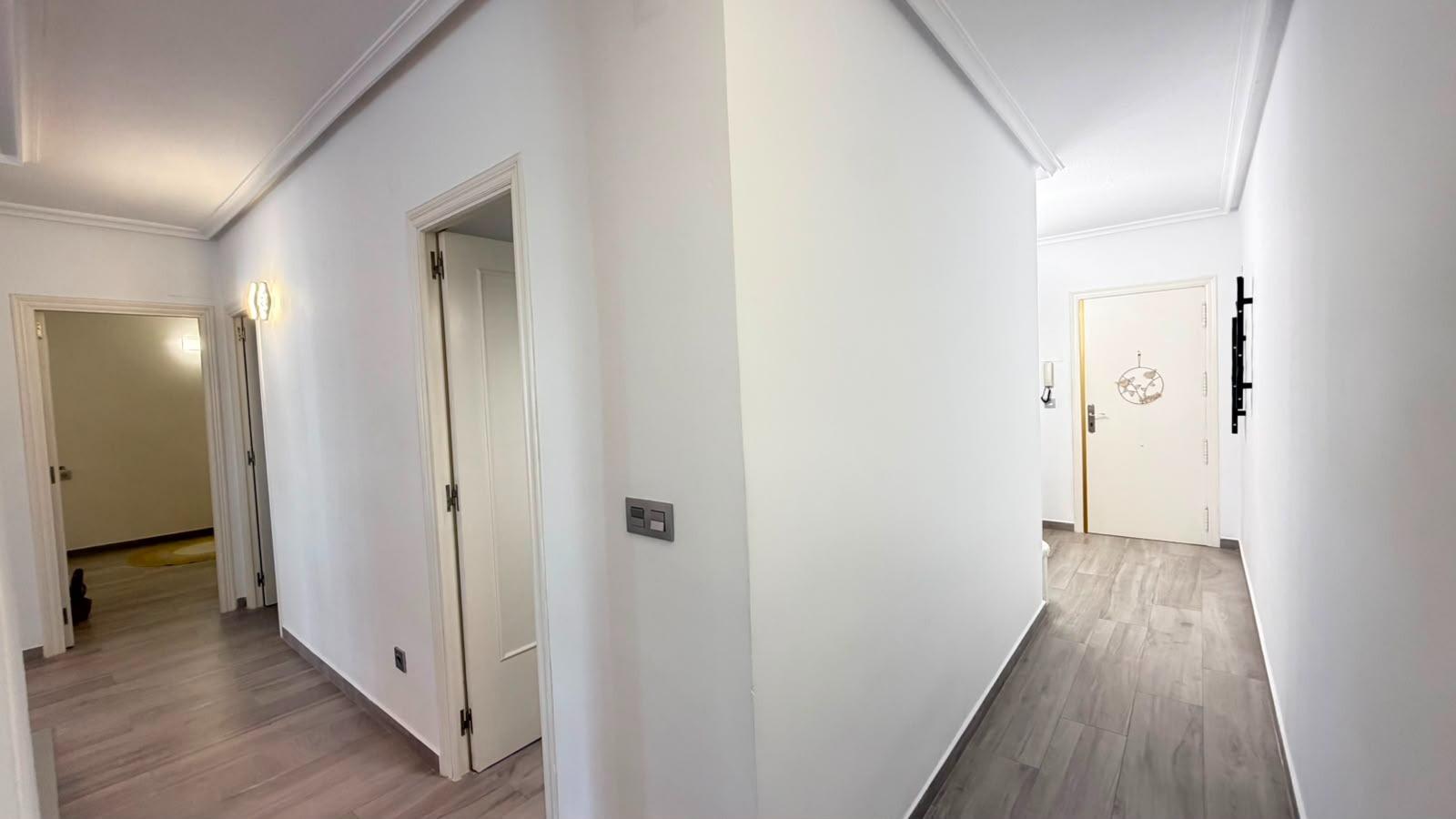 For sale - 3 Bedroom 2 Bathroom Apartment in Torrevieja - Centro - Muelle Pesquero  - Alicante