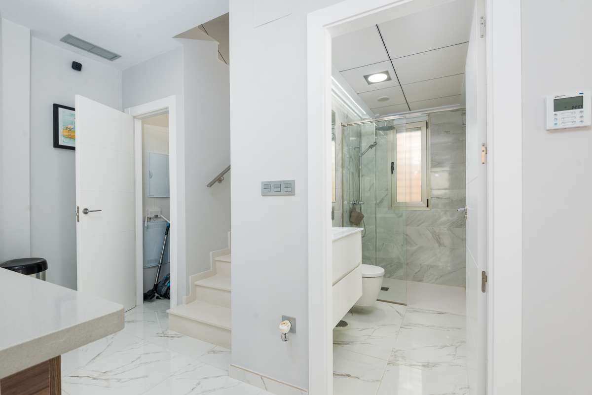 For sale - 3 Bedroom 3 Bathroom Villa in Villamartin - Costa Blanca  - Alicante