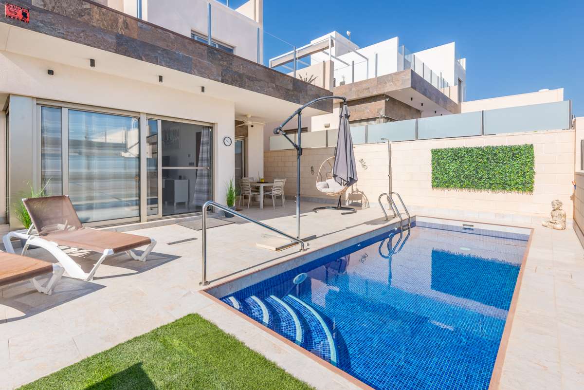 For sale - 3 Bedroom 3 Bathroom Villa in Villamartin - Costa Blanca  - Alicante