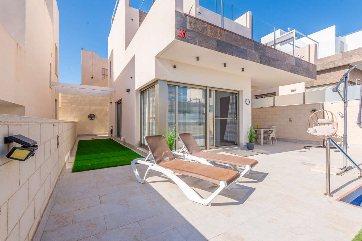 For sale - 3 Bedroom 3 Bathroom Villa in Villamartin - Costa Blanca  - Alicante