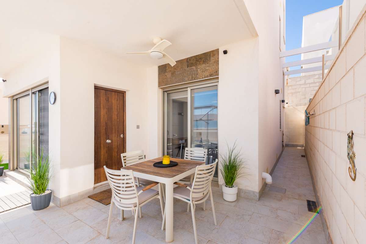 For sale - 3 Bedroom 3 Bathroom Villa in Villamartin - Costa Blanca  - Alicante