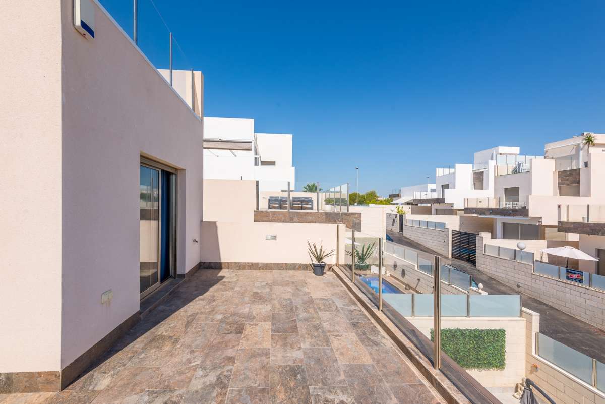 For sale - 3 Bedroom 3 Bathroom Villa in Villamartin - Costa Blanca  - Alicante